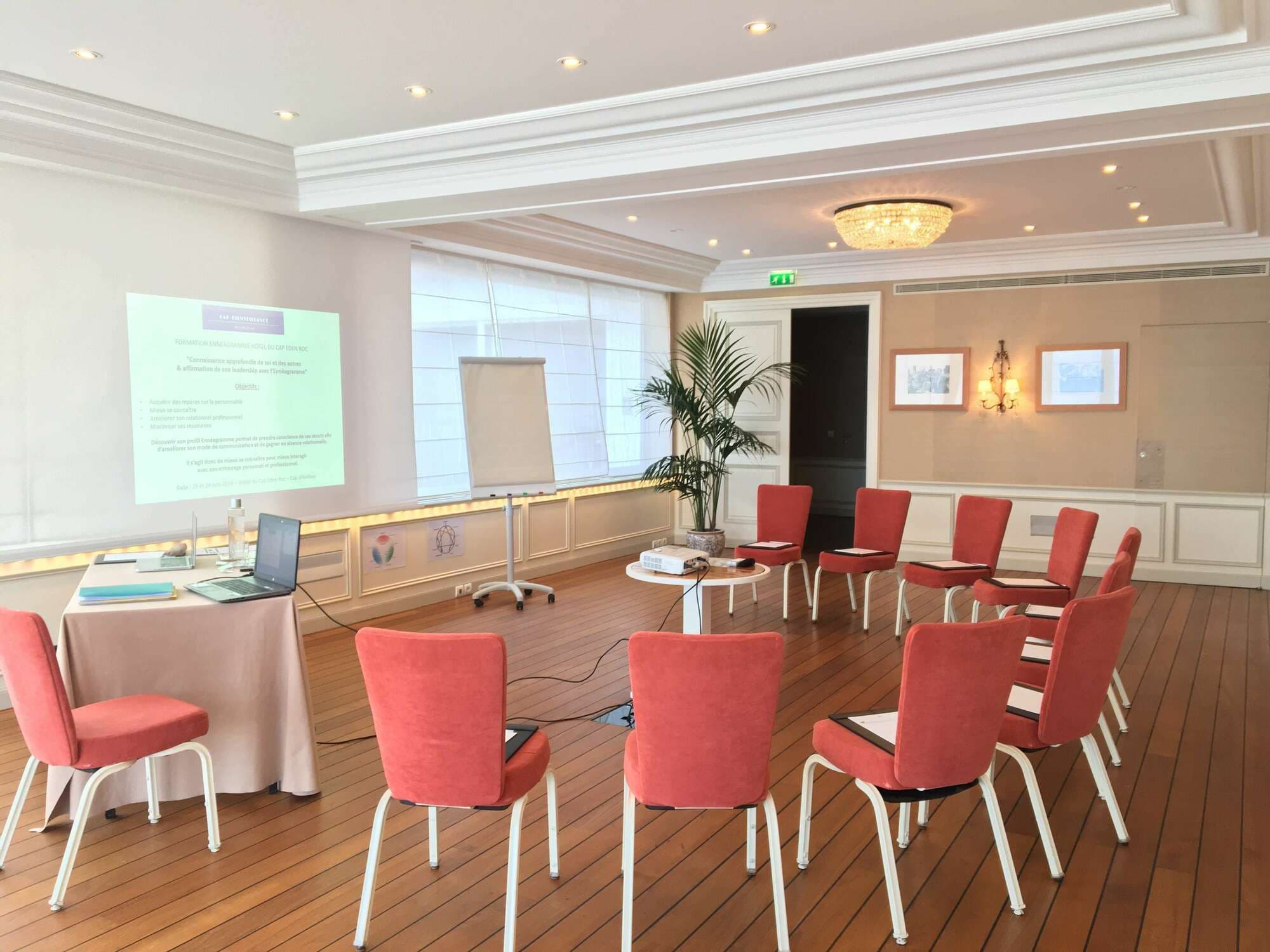 Salle préparée pour une conférence ou un atelier