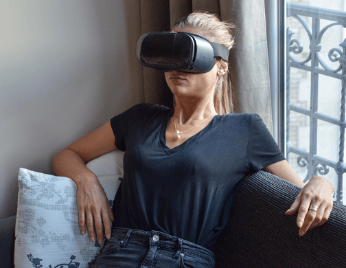 Patiente équipée d'un casque de réalité virtuelle pendant une séance de TERV