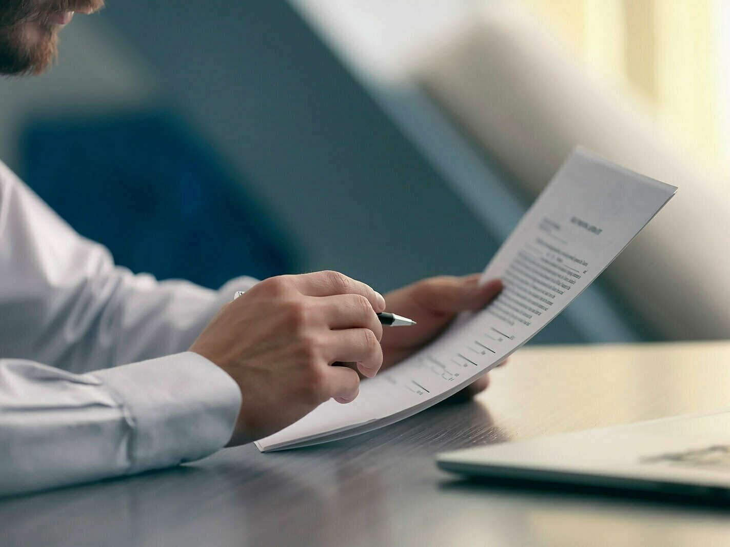 Dirigeant relisant un document pendant une séance de coaching