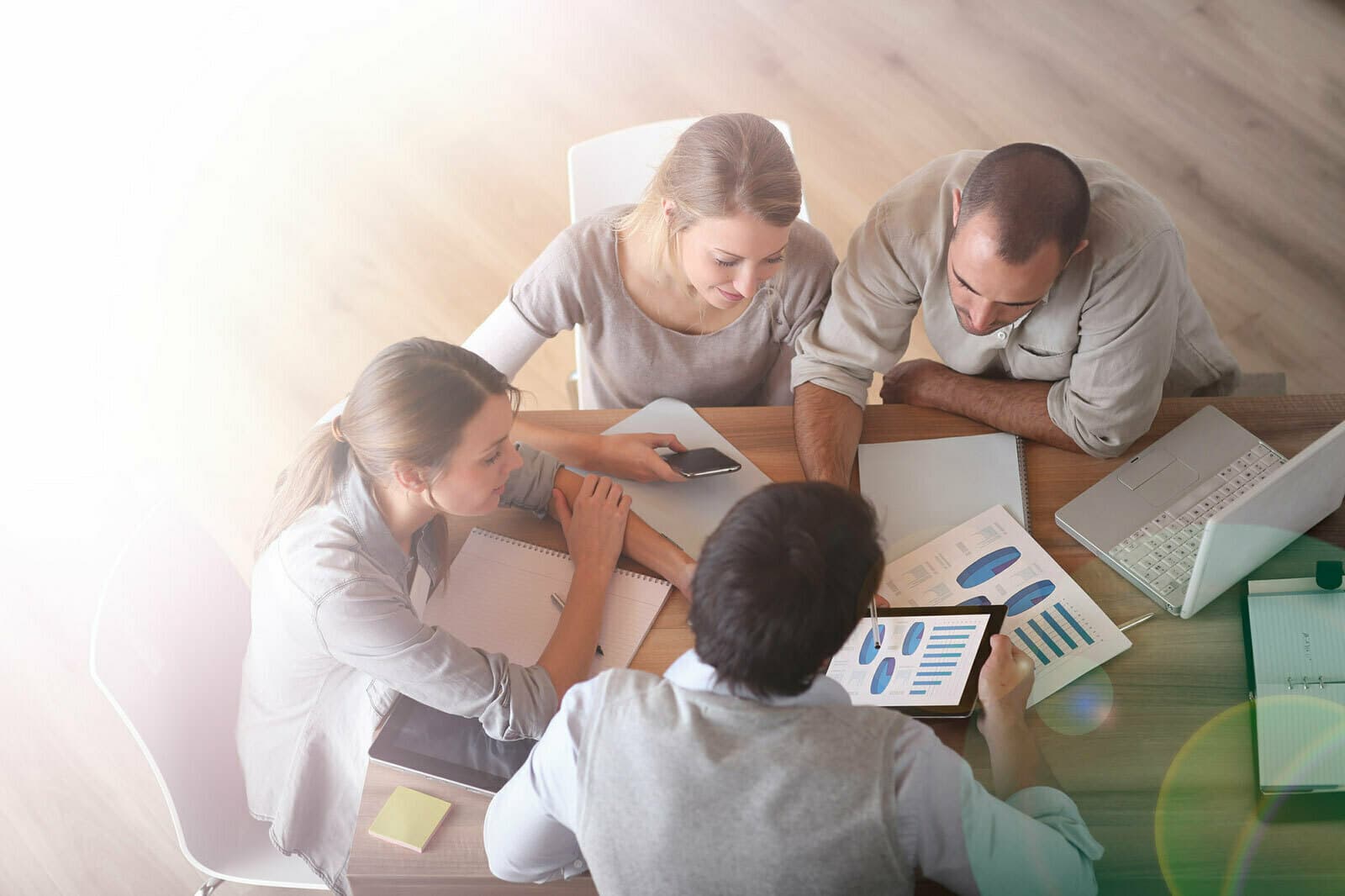 Équipe réunie autour d'une table pendant un coaching collectif
