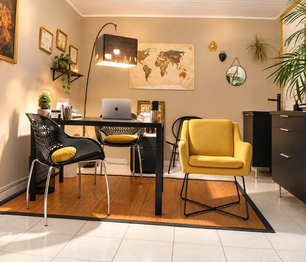 Espace de séance au cabinet : bureau, fauteuils et carte du monde